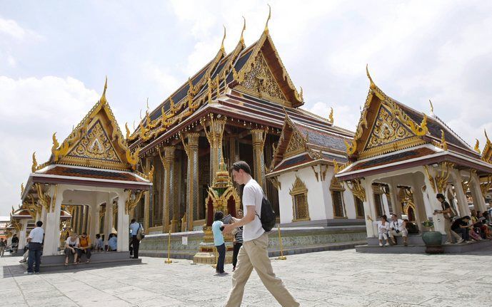 BANGKOK – Een buitenlandse toerist liep woensdag wat verloren rond bij een van de attracties in de hoofdstad Bangkok, de boeddhatempel bij het Grote Paleis. De toeristenindustrie heeft zwaar te lijden onder betogingen tegen de regering, die de hoofdstad a