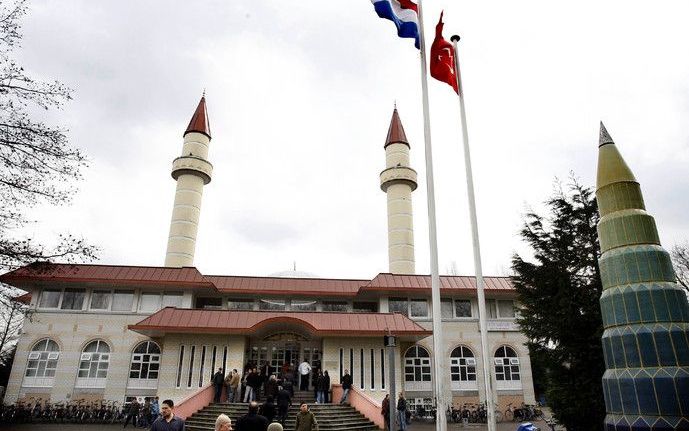 APELDOORN - Bijna driekwart van de jonge Marokkaanse moslims in Nederland gaat niet of nauwelijks naar de moskee. Foto: de Sultan Ahmet Camii moskee in Zaandam. Foto ANP