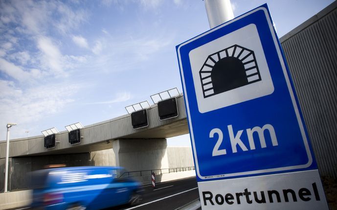 De twee tunnels van de A73 bij Roermond gaan zeer waarschijnlijk begin januari wekenlang dicht voor het testen van de veiligheidssystemen. Foto ANP