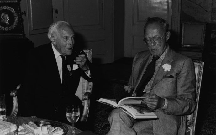 Boellaard op Paleis Soestdijk in gesprek met Prins Bernhard nadat hij is onderscheiden met de Huisorde van Oranje. Foto uit besproken boek