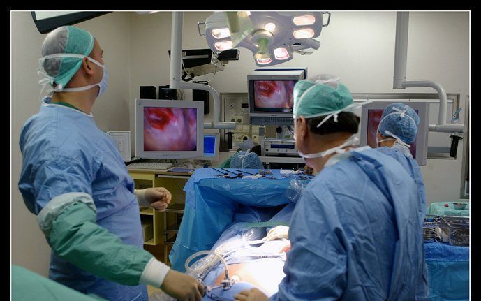 Operatiekamers zijn lang niet altijd aangepast voor laparoscopische ingrepen. Chirurgen krijgen daardoor rug- en nekklachten. Foto RD, Henk Visscher.