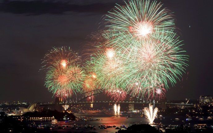 SYDNEY – In Sydney heeft een menigte van naar schatting 1,5 miljoen mensen het nieuwe jaar verwelkomd met een spectaculair vuurwerk. Sydney is de eerste belangrijke stad in de wereld die het Nieuwjaar verwelkomt. Foto EPA