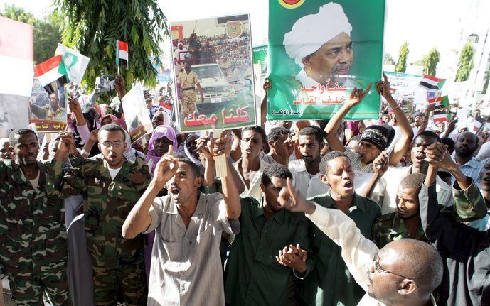 KHARTOUM - Sudanezen gingen kort na het nieuws de straat op om te protesteren. Foto EPA