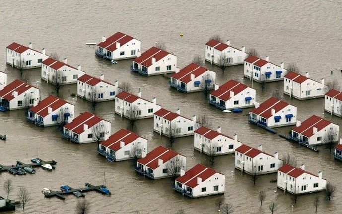 Tweede huizen zijn minder in trek. Op de foto huisjes van vakantiepark Marina Oolderhuuske in Roermond onder water in 2003. Foto ANP