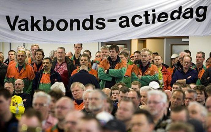 VELSEN - De vakbonden FNV, CNV en De Unie houden maandag in Velsen een bijeenkomst voor werknemers van het staalbedrijf Corus. De bonden voeren actie tegen het reorganisatieplan voor de locatie IJmuiden. Corus schrapt hier dit jaar achthonderd banen. De o