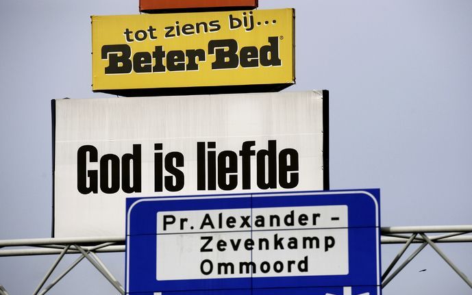 ROTTERDAM – Een billboard bij winkelplaza Alexandrium in Rotterdam. Ds. B. H. Weegink haalt een hoogleraar aan: „Hoe meer op een bord, hoe minder in het hart.” Foto ANP