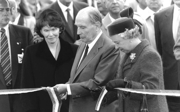 Vijftien jaar geleden werd de Kanaaltunnel na veel ophef geopend. De toenmalige Franse president Francois Mitterrand en de Britse koningin Elizabeth waren destijds aanwezig om de opening te verrichten. Woensdag waren zij beiden in Calais om het derde lust