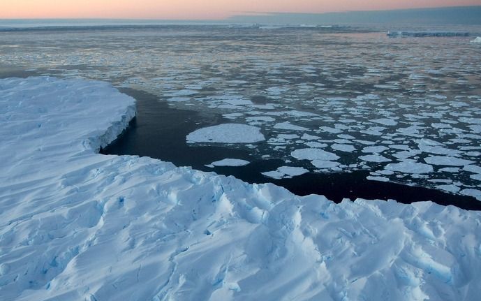 Door de opwarming van de aarde wordt de Antarctische ijskap langzaam kleiner. Wetenschappers vrezen dat de West-Antarctische ijskap in zee zal storten. foto EPA