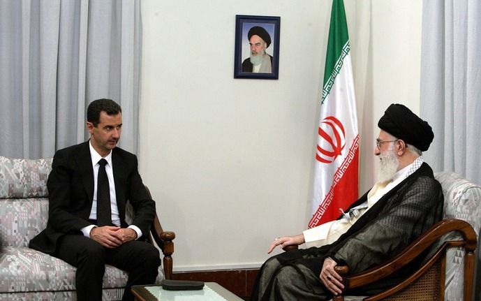 TEHERAN – De Syrische president Assad (r.) bezocht onlangs de Iraanse leider Khamenei. De banden tussen Teheran en Damascus zijn Israël een doorn in het oog. Jeruzalem verdenkt Iran ervan via Syrië wapens naar de Libanese Hezbollahbeweging door te sluizen