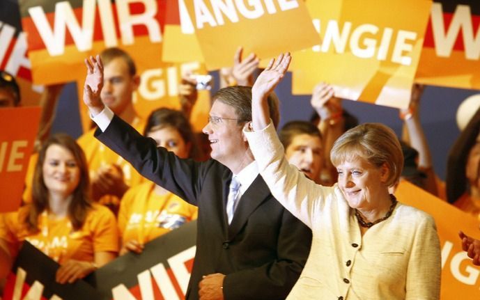 BERLIJN – De christendemocratische, Duitse bondskanselier Angela Merkel heeft zaterdag op een partijbijeenkomst in Berlijn een punt gezet achter haar campagne voor de parlementsverkiezingen van zondag. Foto EPA