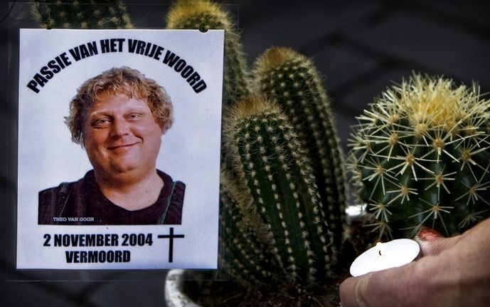 Nabestaanden herdenken filmmaker Theo van Gogh op de plek waar hij vijf jaar geleden werd vermoord. Foto ANP