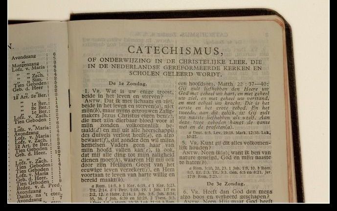 KAMPEN - De Drie Formulieren van Enigheid brengen de inhoud van het christelijk geloof op een goede manier onder woorden, maar de kerk dient de belijdenisgeschriften verstaanbaar te maken voor deze tijd. Op de foto een pagina van de Heidelberger Catechism