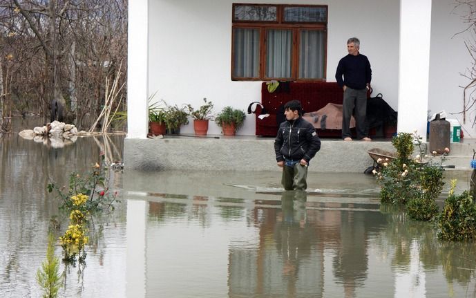 TIRANA – Honderden mensen uit het noordwesten van Albanië zijn dinsdag geëvacueerd na grootschalige overstromingen in de regio. Volgens regeringsvertegenwoordigers helpen het leger en de politie bij de evacuatie. Foto EPA