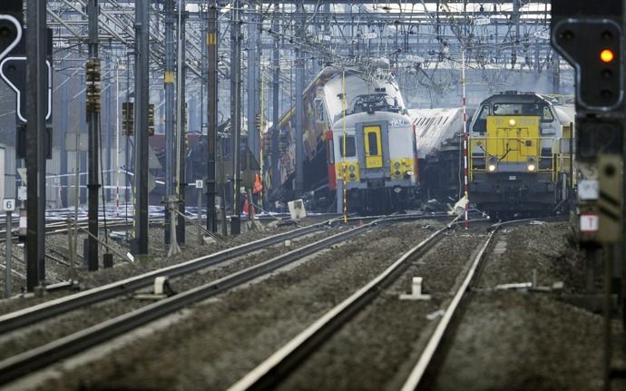 BRUSSEL – Een man van wie gevreesd werd dat hij maandag door de treinramp in het Belgische Halle was omgekomen, leeft nog. Hij heeft zich bij zijn familie gemeld. Foto EPA