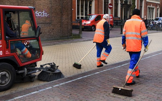 DEN HAAG – Schoonmakers zijn na negen weken van acties het staken moe en hebben zin om eindelijk weer aan de slag te gaan. Foto ANP