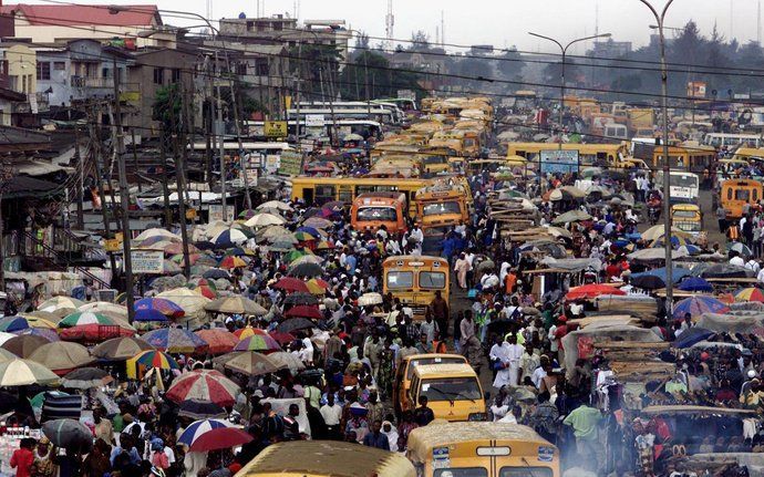 LAGOS – In de Nigeriaanse stad Lagos wonen zeker 15 miljoen mensen, maar de infrastructuur is daar totaal niet op berekend. Het verkeer is dan ook vaak een grote chaos. Foto EPA