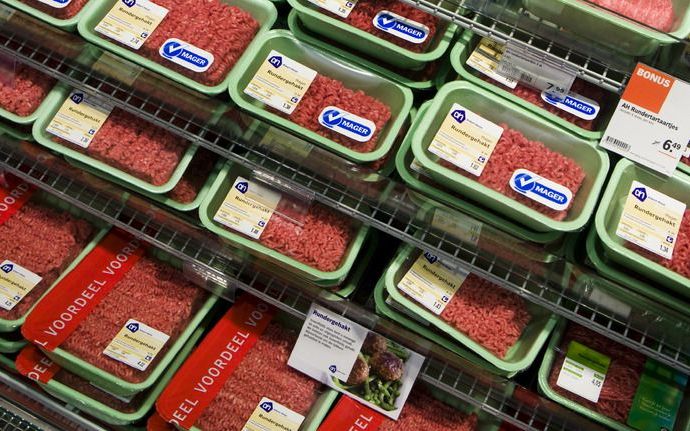 DEN HAAG – De klant krijgt meer keuze bij het kopen van diervriendelijk vlees. Supermarkten en bedrijfskantines willen de verkoop jaarlijks met 15 procent verhogen. Dit staat in een akkoord dat het bedrijfsleven dinsdag heeft gesloten met minister Verburg