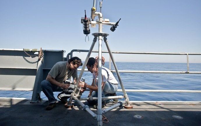 Timothy Crone (.l) maakt de onderwatercamera klaar voor het opnemen van beelden van het olielek. Foto University of Columbia, New York