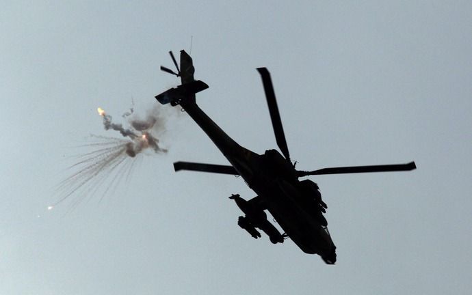 Een Israëlische Apache vliegt over de Gazastrook. Foto EPA