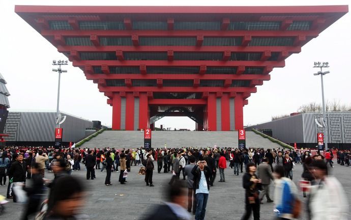 SHANGHAI – De zevendaagse voorproef op de wereldtentoonstelling in Shanghai stuit op problemen. Lange rijen voor de ingang en hoge prijzen voor eten en drinken zorgen voor ergernissen. Ook kon de metro het grote aantal bezoekers van en naar de expo niet a