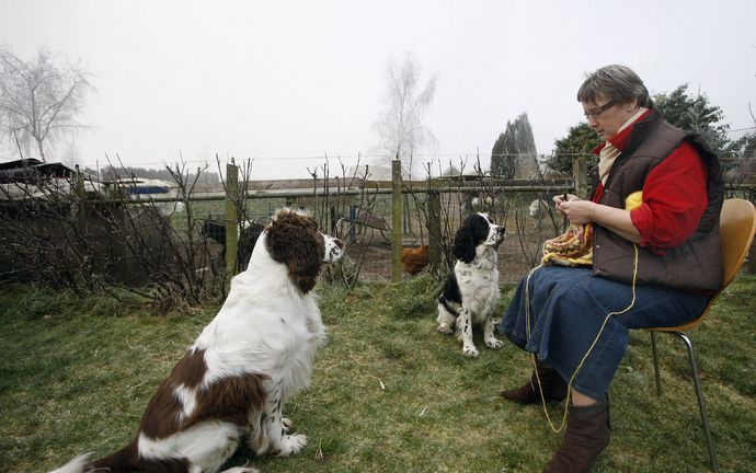 HOOGERSMILDE – Thérèse van Hoogdalem uit Hoogersmilde opende in juni een breituin. Elke eerste en tweede zaterdag van de maand kunnen bezoekers buiten breien of een andere manier van handwerken. „Buiten werken is ontspannend. Ik zit alleen binnen als het 