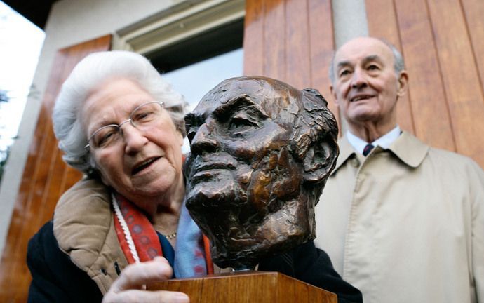 BLESKENSGRAAF – In de voortuin van het ouderlijk huis van Willem Aantjes is een borstbeeld van de politicus geplaatst. De buste werd woensdagmiddag onthuld door oud CDA senator Van Leeuwen (l.). Aantjes werd woensdag 85 jaar. Foto Dirk Hol