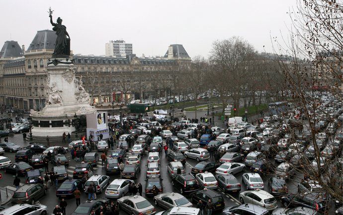 PARIJS (AP) – Vele duizenden taxichauffeurs hebben woensdag het verkeer in heel Frankrijk ontregeld door stapvoets door de straten te rijden. Met de actie demonstreerden de chauffeurs tegen de plannen van de regering om meer concurrentie in de taxibranche