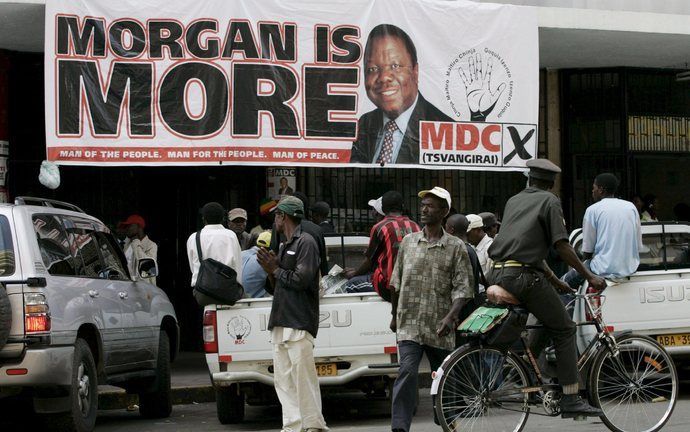 Een verkiezingsposter van de Zimbabwaanse presidentskandidaat Morgan Tsvangirai in de straten van Harare. Foto EPA