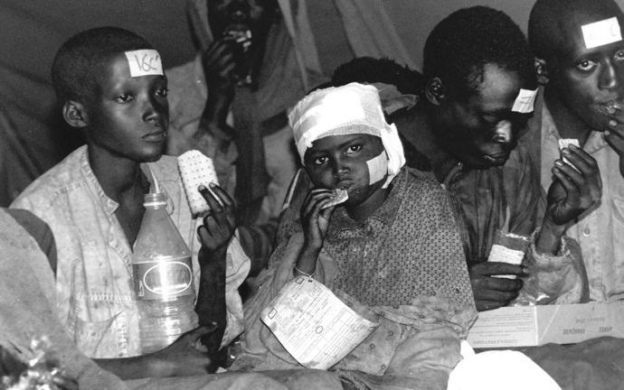 Gevluchte Tutsi's in 1994. De Verenigde Staten hebben maandag aangekondigd weer actief achter de belangrijkste daders van de volkerenmoord in Rwanda aan te zitten. Foto EPA