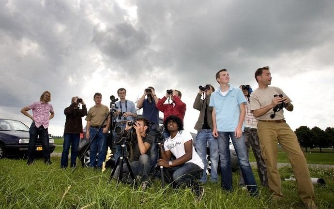 Volgens de meldingen heeft een groepje van drie gieren in Landgraaf (Limburg) overnacht en zijn er vier over de Strabrechtse Heide (Zuidoost-Brabant) gevlogen. Donderdag is een gier gezien in Kats (Zeeland). De Vogelbescherming Nederland bevestigde donder