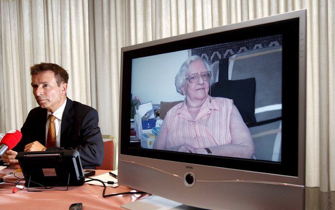 De Duitse oud-politicus Roger Kusch trekt zich niets aan de kritiek die hij eerder deze week oogstte omdat hij een bejaarde vrouw advies had gegeven bij zelfdoding. De vroegere senator van de stad Hamburg is vastbesloten opnieuw stervenshulp te bieden. De