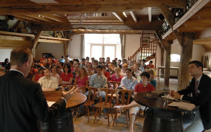 LIEVELDE – De CSFR houdt deze week haar jaarlijkse zomerconferentie aan de Duitse grens in Lievelde. Het thema is ”Godsbeelden”. Prof. dr. G. Kwakkel en dr. P. de Vries gaven dinsdag de aftrap. Foto Ruben Meijerink