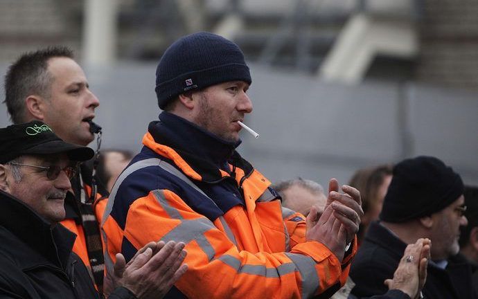 Boze havenwerkers eisten uitbetaling van hun salaris. Het geld had maandag al op hun rekening moeten staan, maar zij hebben het nog niet ontvangen. Ook willen de havenwerkers een loongarantie voor januari. Foto ANP