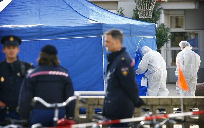 AMSTERDAM - Onder een tent op het schoolplein wordt onderzoek verricht door recherche. Op het gezamenlijke schoolplein van de Montessorischool de Willemsparkschool en de Daltonschool in Amsterdam-Zuid werd dinsdagmiddag een overblijfkracht doodgestoken. F