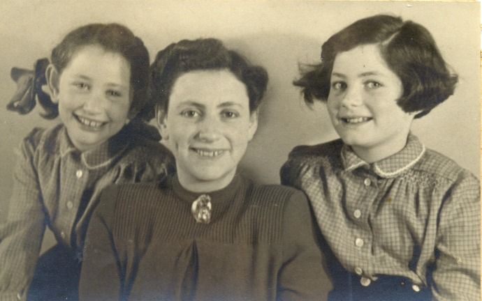 ROTTERDAM – Nelleke van Cleeff (l.), die concentratiekamp Theresienstadt overleefde, ontving vrijdag het eerste exemplaar van een boekje over Joden in Hillegersberg en Schiebroek. - Foto uit besproken boek