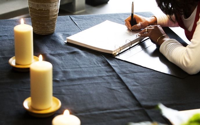 ZWIJNDRECHT - Een inwoner van Zwijndrecht tekent het condoleanceregister voor de slachtoffers van het familiedrama. Foto ANP