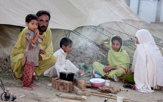 Internationale hulporganisaties kampen met geldtekort om de vluchtelingen in Pakistan te helpen. Foto: vluchtelingen uit de Swatvallei in een vluchtelingenkamp in Mardan. Foto EPA