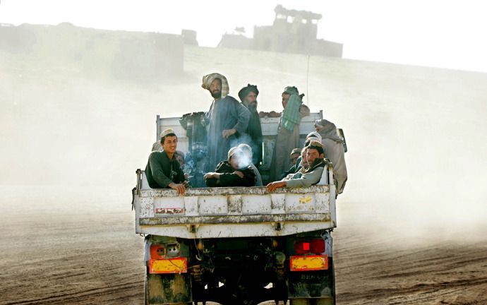 Lokale medewerkers in Afghanistan op weg naar hun werk. Foto ANP