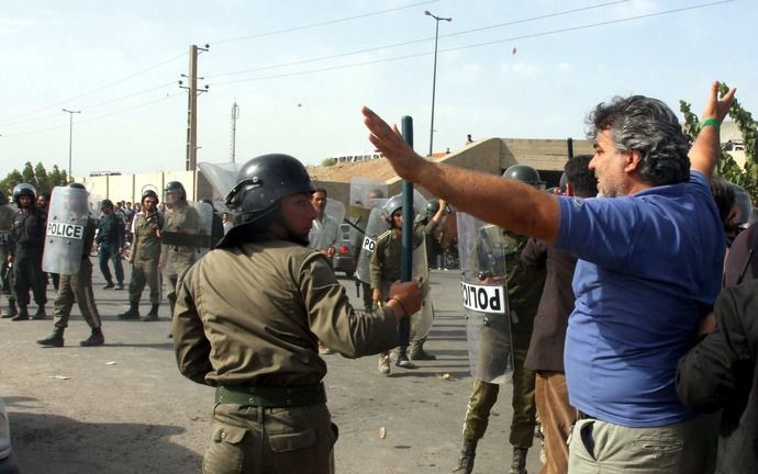 De oproerpolitie in Iran slaat een betoging uiteen. Foto EPA