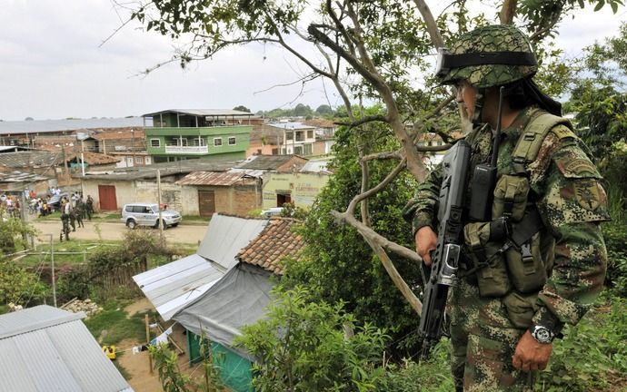 BOGOTA – Door gevechten tussen het Colombiaanse leger en de guerrillabeweging FARC zijn in de afgelopen dagen ongeveer veertig doden gevallen. Dat heeft een legerwoordvoerder dinsdag gezegd tegen de Colombiaanse radiozender Caracol. Foto EPA