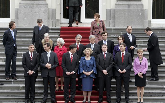 Bewindslieden hebben er moeite mee de regie over beleid volledig over te dragen aan provincies of gemeenten. Het kabinet legt de uitvoering van beleid vaker bij de provincies en gemeenten neer, maar koppelt de financiële budgetten daarvoor geregeld aan vo