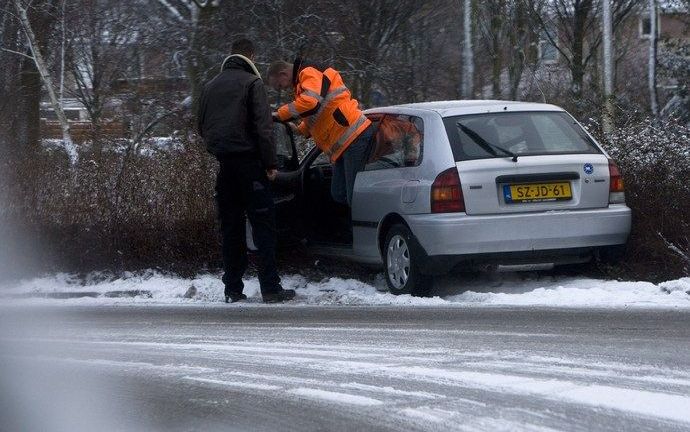 AMSTELVEEN - Een automobilist is maandag door de gladheid in de berm belandt. Het KNMI stelt dat de gladheid op de wegen de komende week aanhoudt. Dit komt door nieuwe sneeuwbuien de komende dagen en de daarmee gepaard gaande bevriezing van natte weggedee