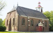 De hervormde kerk in Midwolda is een zaalkerk met twee zadeldaken. Op de hoeken staan vier kleine torenspitsjes. Foto Uitgeverij Profiel.