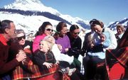 De koninklijke familie komt al tientallen jaren in Lech. Ook in 1969 brengt heel de familie (met uitzondering van prinses Christina, die in Canada studeert) haar wintersportvakantie in het Oostenrijkse dorp door. V.l.n.r. prins Bernhard, koningin Juliana,