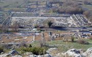 FILIPPI – Overblijfselen van het forum en de tweede basilica in Filippi. In de Griekse stad ontstond de eerste christelijke gemeente in Europa. Foto uit boek dr. Eduard Verhoef