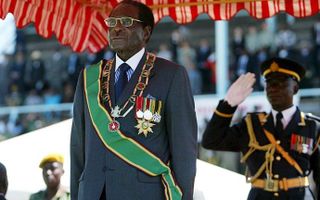 HARARE - President Robert Mugabe tijdens de onafhankelijkheidsdag, vrijdag 18 april. Mugabe heeft direct na de verkiezingen 77 ton wapens besteld in China. Afrikaanse kerkleiders waarschuwen voor een genocide. Foto EPA