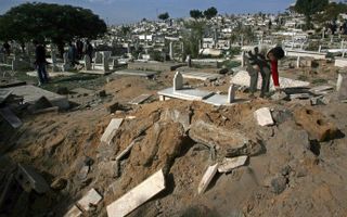 GAZA-STAD – Israëlische bommen kwamen gisteren terecht op een begraafplaats in Gaza-stad. Ongeveer dertig graven, waarvan enkele nog maar pas waren gedolven, werden opgeblazen. Delen van dode lichamen werden verspreid in de omgeving. Een woordvoerder van 