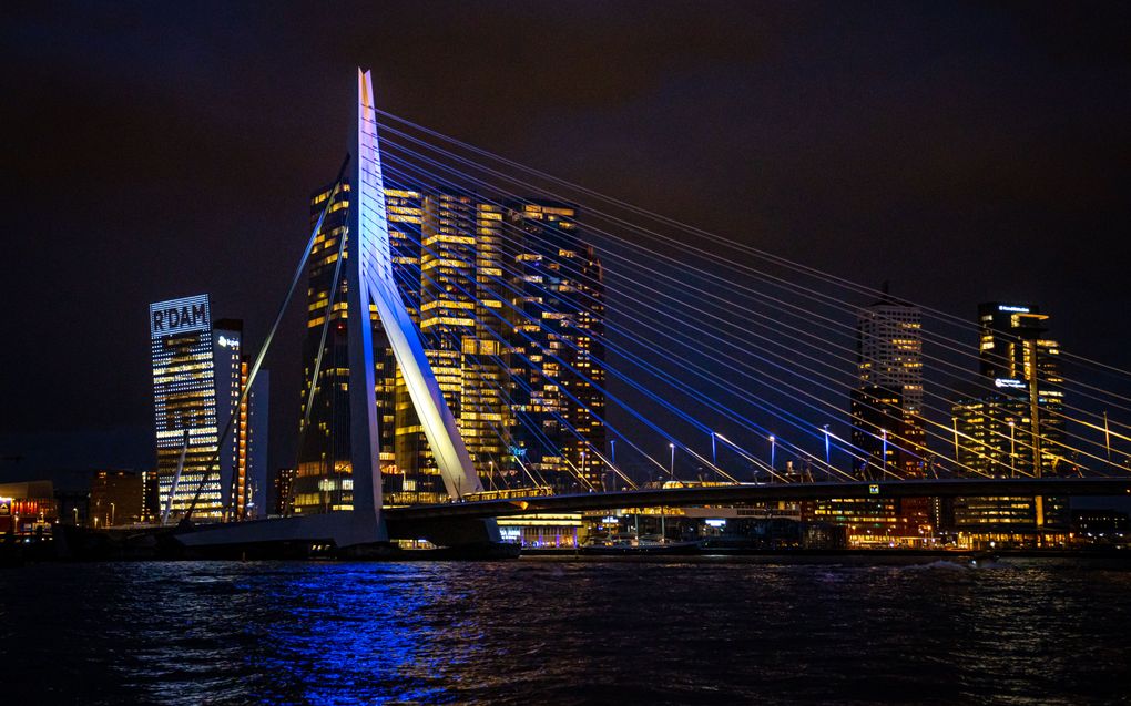 De Erasmusbrug is verlicht in de kleuren van de Oekraïense vlag. beeld ANP MediaTV