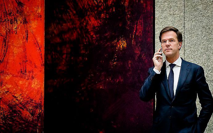 Rutte aan de telefoon. beeld ANP