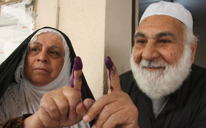 BAGDAD – De opkomst bij de Iraakse parlementsverkiezingen zondag was goed, ondanks het sektarisch geweld dat aan tientallen mensen het leven heeft gekost. Foto EPA